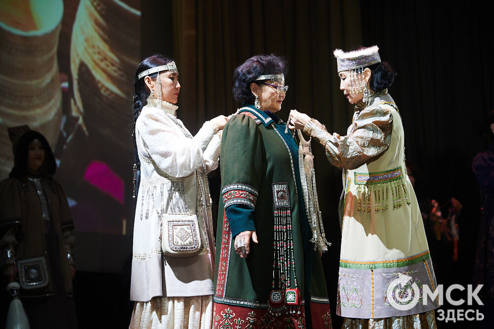 В Омске прошёл XXIV Евразийский конкурс высокой моды национального костюма "Этно-Эрато". Свои коллекции, созданные по традиционным технологиям, представили более 30 дизайнеров из разных регионов страны: от Урала до Хабаровского края, а также республики Казахстан. Фото: Илья Петров