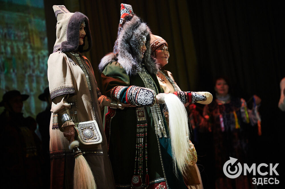 В Омске прошёл XXIV Евразийский конкурс высокой моды национального костюма "Этно-Эрато". Свои коллекции, созданные по традиционным технологиям, представили более 30 дизайнеров из разных регионов страны: от Урала до Хабаровского края, а также республики Казахстан. Фото: Илья Петров