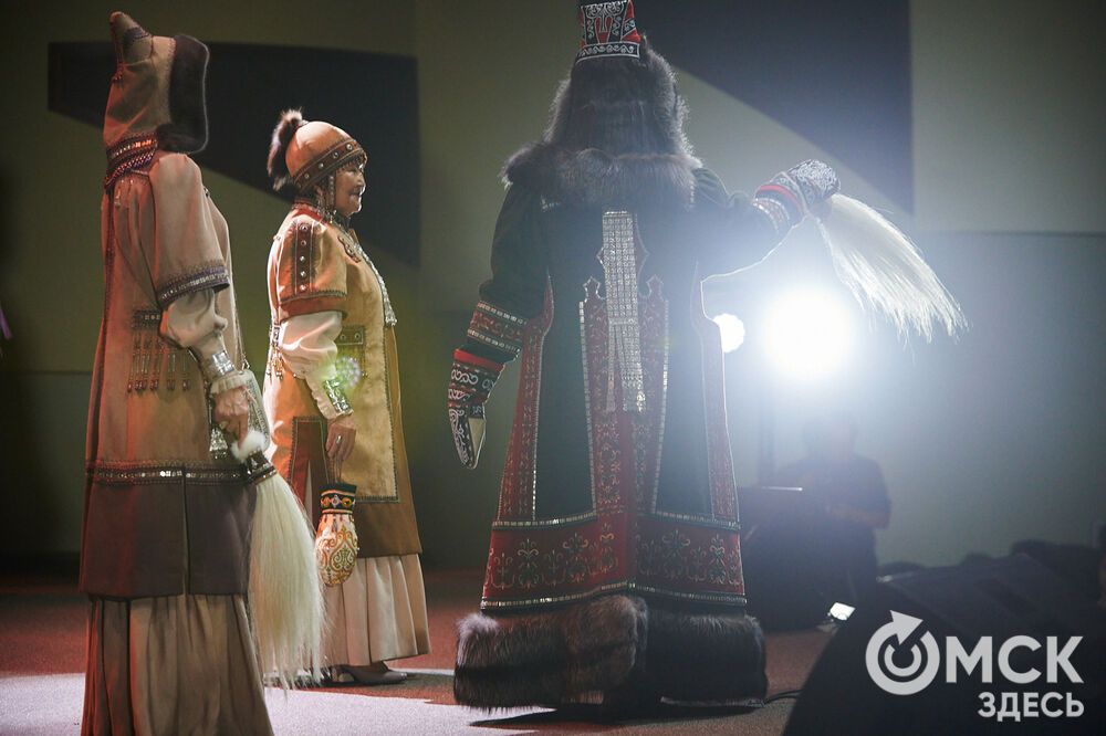 В Омске прошёл XXIV Евразийский конкурс высокой моды национального костюма "Этно-Эрато". Свои коллекции, созданные по традиционным технологиям, представили более 30 дизайнеров из разных регионов страны: от Урала до Хабаровского края, а также республики Казахстан. Фото: Илья Петров