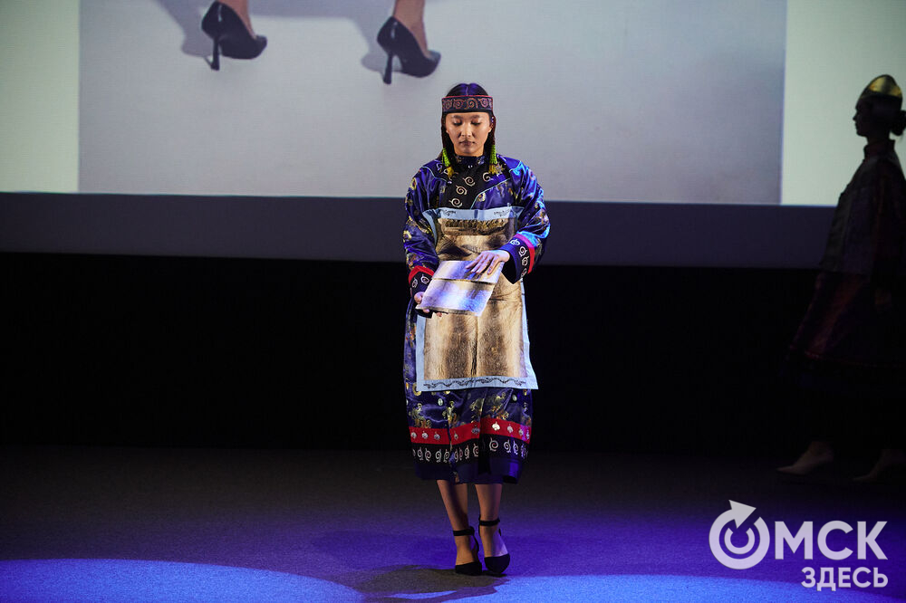 В Омске прошёл XXIV Евразийский конкурс высокой моды национального костюма "Этно-Эрато". Свои коллекции, созданные по традиционным технологиям, представили более 30 дизайнеров из разных регионов страны: от Урала до Хабаровского края, а также республики Казахстан. Фото: Илья Петров
