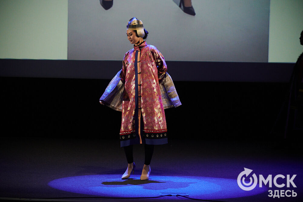 В Омске прошёл XXIV Евразийский конкурс высокой моды национального костюма "Этно-Эрато". Свои коллекции, созданные по традиционным технологиям, представили более 30 дизайнеров из разных регионов страны: от Урала до Хабаровского края, а также республики Казахстан. Фото: Илья Петров