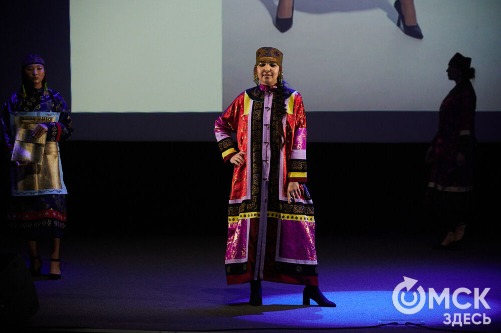 В Омске прошёл XXIV Евразийский конкурс высокой моды национального костюма "Этно-Эрато". Свои коллекции, созданные по традиционным технологиям, представили более 30 дизайнеров из разных регионов страны: от Урала до Хабаровского края, а также республики Казахстан. Фото: Илья Петров