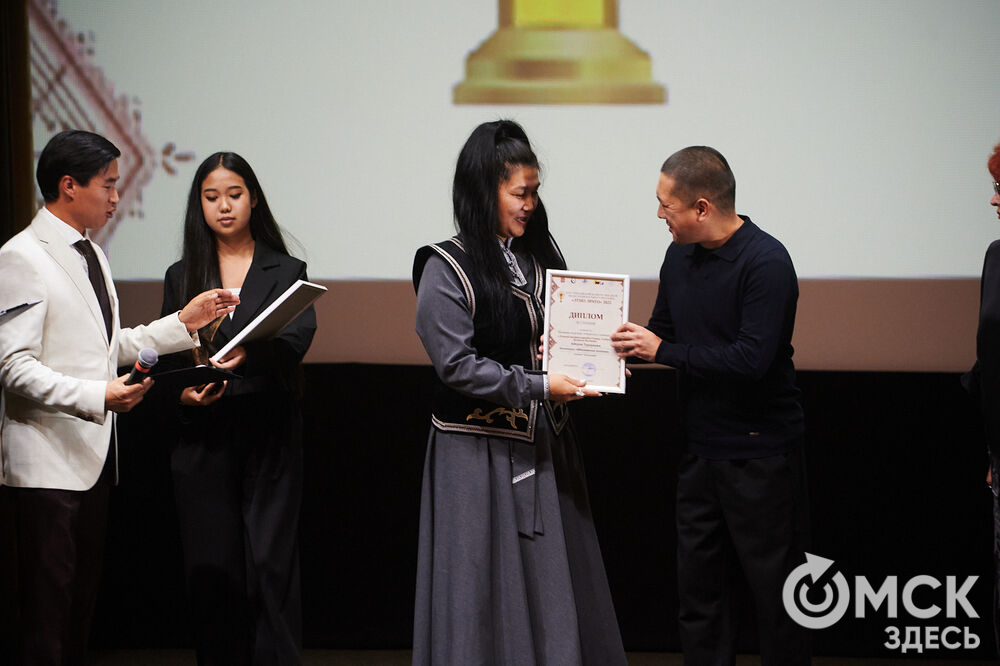 В Омске прошёл XXIV Евразийский конкурс высокой моды национального костюма "Этно-Эрато". Свои коллекции, созданные по традиционным технологиям, представили более 30 дизайнеров из разных регионов страны: от Урала до Хабаровского края, а также республики Казахстан. Фото: Илья Петров