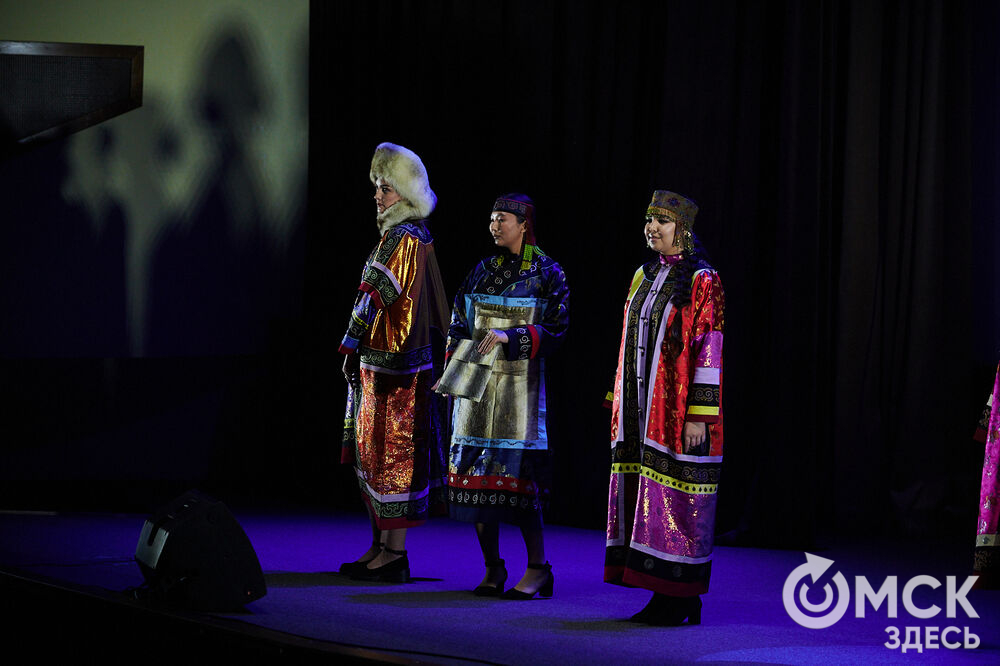 В Омске прошёл XXIV Евразийский конкурс высокой моды национального костюма "Этно-Эрато". Свои коллекции, созданные по традиционным технологиям, представили более 30 дизайнеров из разных регионов страны: от Урала до Хабаровского края, а также республики Казахстан. Фото: Илья Петров