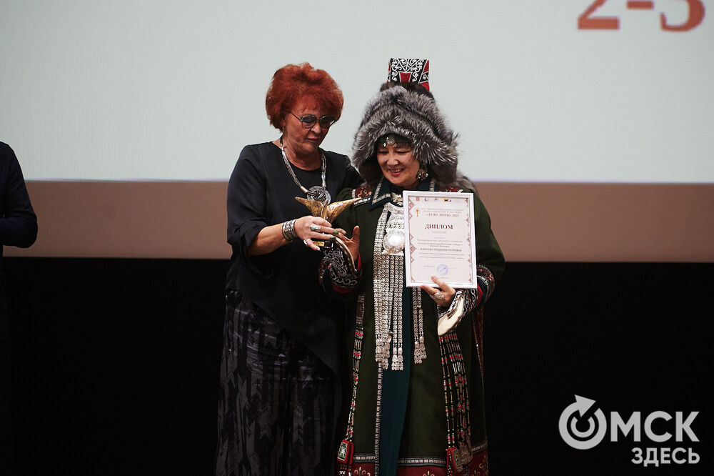 В Омске прошёл XXIV Евразийский конкурс высокой моды национального костюма "Этно-Эрато". Свои коллекции, созданные по традиционным технологиям, представили более 30 дизайнеров из разных регионов страны: от Урала до Хабаровского края, а также республики Казахстан. Фото: Илья Петров