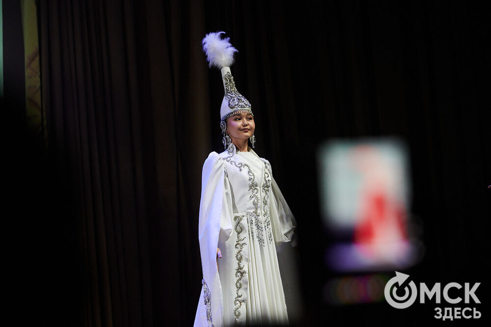 В Омске прошёл XXIV Евразийский конкурс высокой моды национального костюма "Этно-Эрато". Свои коллекции, созданные по традиционным технологиям, представили более 30 дизайнеров из разных регионов страны: от Урала до Хабаровского края, а также республики Казахстан. Фото: Илья Петров
