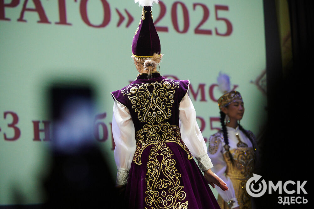 В Омске прошёл XXIV Евразийский конкурс высокой моды национального костюма "Этно-Эрато". Свои коллекции, созданные по традиционным технологиям, представили более 30 дизайнеров из разных регионов страны: от Урала до Хабаровского края, а также республики Казахстан. Фото: Илья Петров