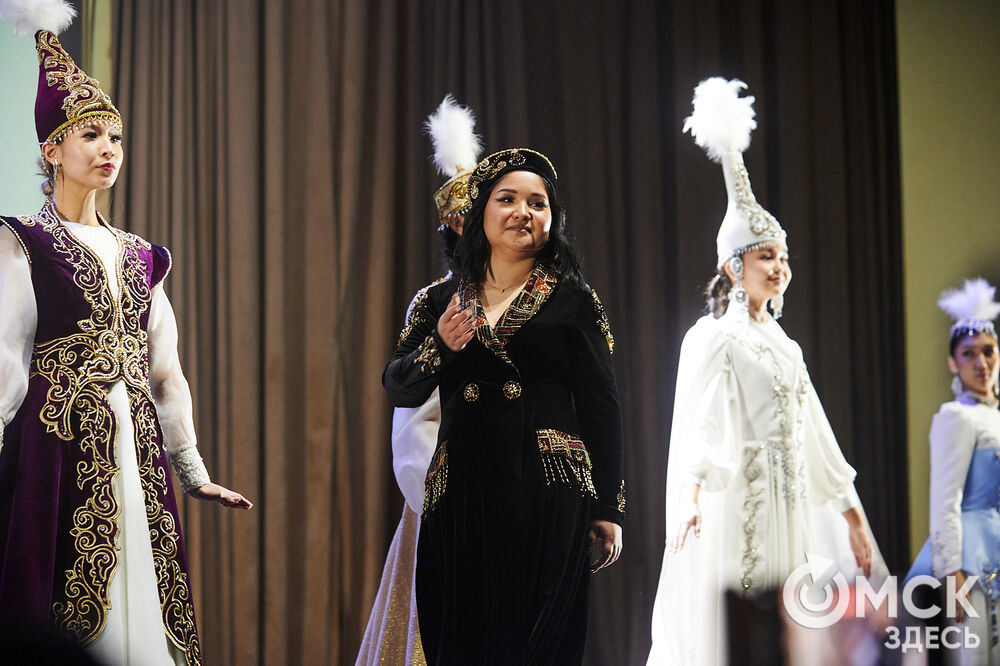 В Омске прошёл XXIV Евразийский конкурс высокой моды национального костюма "Этно-Эрато". Свои коллекции, созданные по традиционным технологиям, представили более 30 дизайнеров из разных регионов страны: от Урала до Хабаровского края, а также республики Казахстан. Фото: Илья Петров