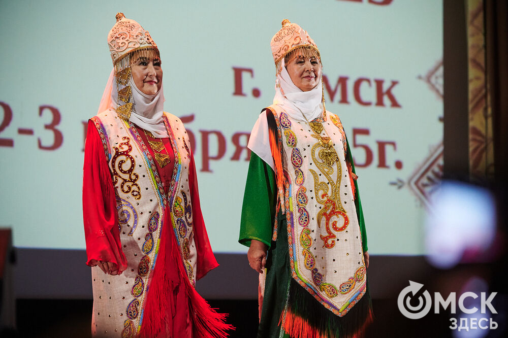 В Омске прошёл XXIV Евразийский конкурс высокой моды национального костюма "Этно-Эрато". Свои коллекции, созданные по традиционным технологиям, представили более 30 дизайнеров из разных регионов страны: от Урала до Хабаровского края, а также республики Казахстан. Фото: Илья Петров