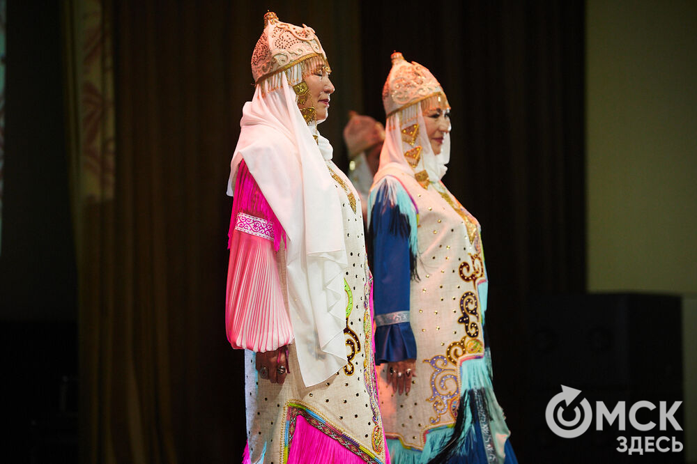 В Омске прошёл XXIV Евразийский конкурс высокой моды национального костюма "Этно-Эрато". Свои коллекции, созданные по традиционным технологиям, представили более 30 дизайнеров из разных регионов страны: от Урала до Хабаровского края, а также республики Казахстан. Фото: Илья Петров