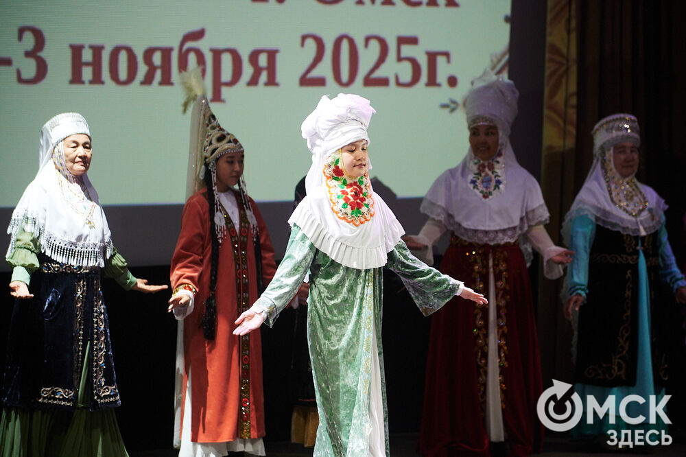 В Омске прошёл XXIV Евразийский конкурс высокой моды национального костюма "Этно-Эрато". Свои коллекции, созданные по традиционным технологиям, представили более 30 дизайнеров из разных регионов страны: от Урала до Хабаровского края, а также республики Казахстан. Фото: Илья Петров
