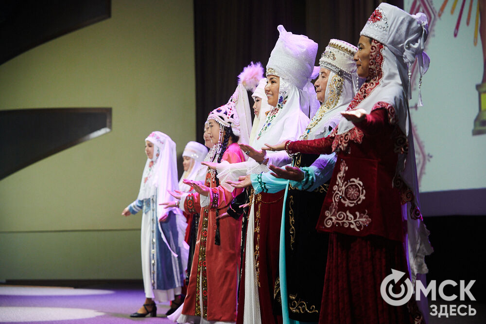 В Омске прошёл XXIV Евразийский конкурс высокой моды национального костюма "Этно-Эрато". Свои коллекции, созданные по традиционным технологиям, представили более 30 дизайнеров из разных регионов страны: от Урала до Хабаровского края, а также республики Казахстан. Фото: Илья Петров