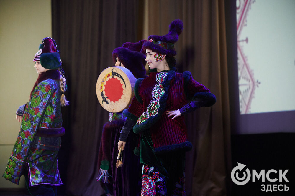В Омске прошёл XXIV Евразийский конкурс высокой моды национального костюма "Этно-Эрато". Свои коллекции, созданные по традиционным технологиям, представили более 30 дизайнеров из разных регионов страны: от Урала до Хабаровского края, а также республики Казахстан. Фото: Илья Петров