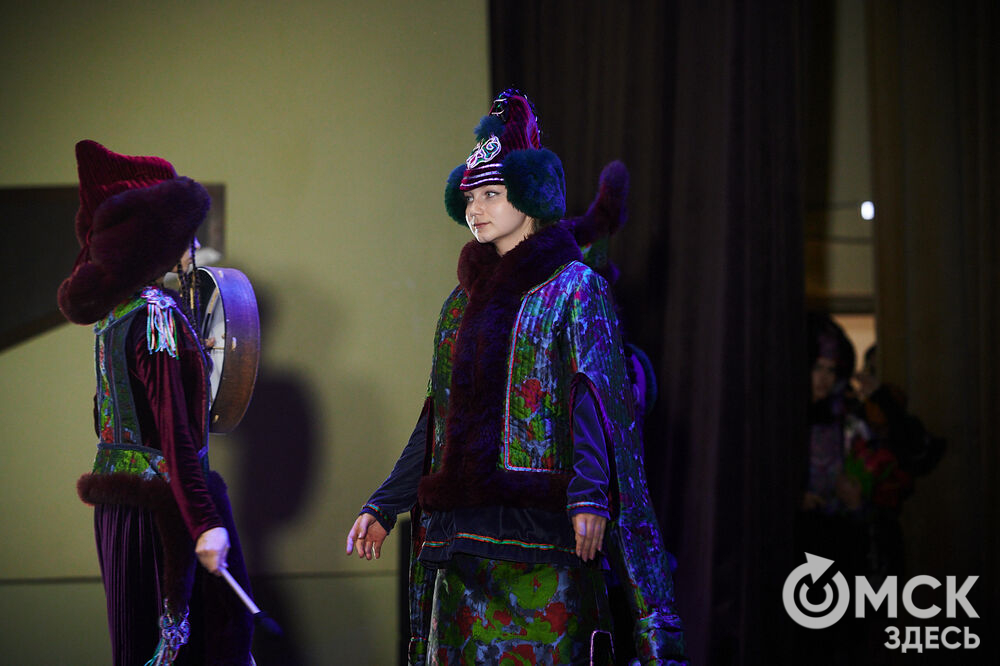 В Омске прошёл XXIV Евразийский конкурс высокой моды национального костюма "Этно-Эрато". Свои коллекции, созданные по традиционным технологиям, представили более 30 дизайнеров из разных регионов страны: от Урала до Хабаровского края, а также республики Казахстан. Фото: Илья Петров