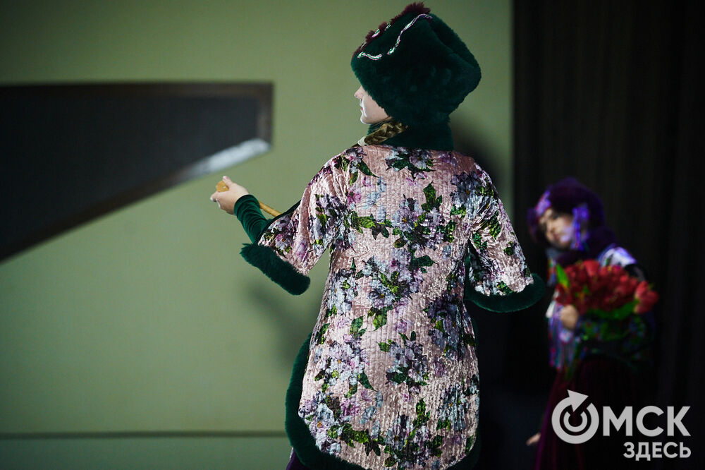 В Омске прошёл XXIV Евразийский конкурс высокой моды национального костюма "Этно-Эрато". Свои коллекции, созданные по традиционным технологиям, представили более 30 дизайнеров из разных регионов страны: от Урала до Хабаровского края, а также республики Казахстан. Фото: Илья Петров