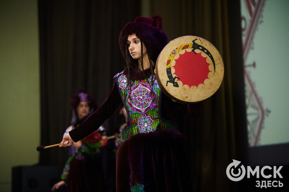 В Омске прошёл XXIV Евразийский конкурс высокой моды национального костюма "Этно-Эрато". Свои коллекции, созданные по традиционным технологиям, представили более 30 дизайнеров из разных регионов страны: от Урала до Хабаровского края, а также республики Казахстан. Фото: Илья Петров