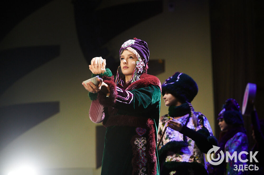 В Омске прошёл XXIV Евразийский конкурс высокой моды национального костюма "Этно-Эрато". Свои коллекции, созданные по традиционным технологиям, представили более 30 дизайнеров из разных регионов страны: от Урала до Хабаровского края, а также республики Казахстан. Фото: Илья Петров