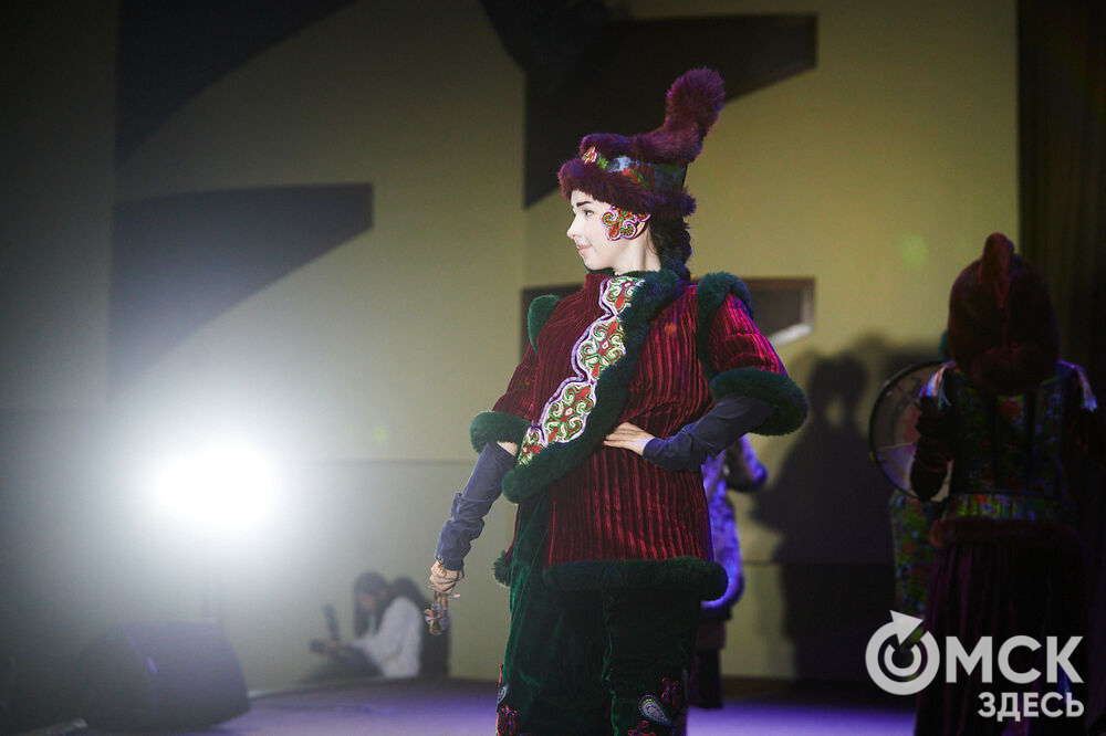 В Омске прошёл XXIV Евразийский конкурс высокой моды национального костюма "Этно-Эрато". Свои коллекции, созданные по традиционным технологиям, представили более 30 дизайнеров из разных регионов страны: от Урала до Хабаровского края, а также республики Казахстан. Фото: Илья Петров