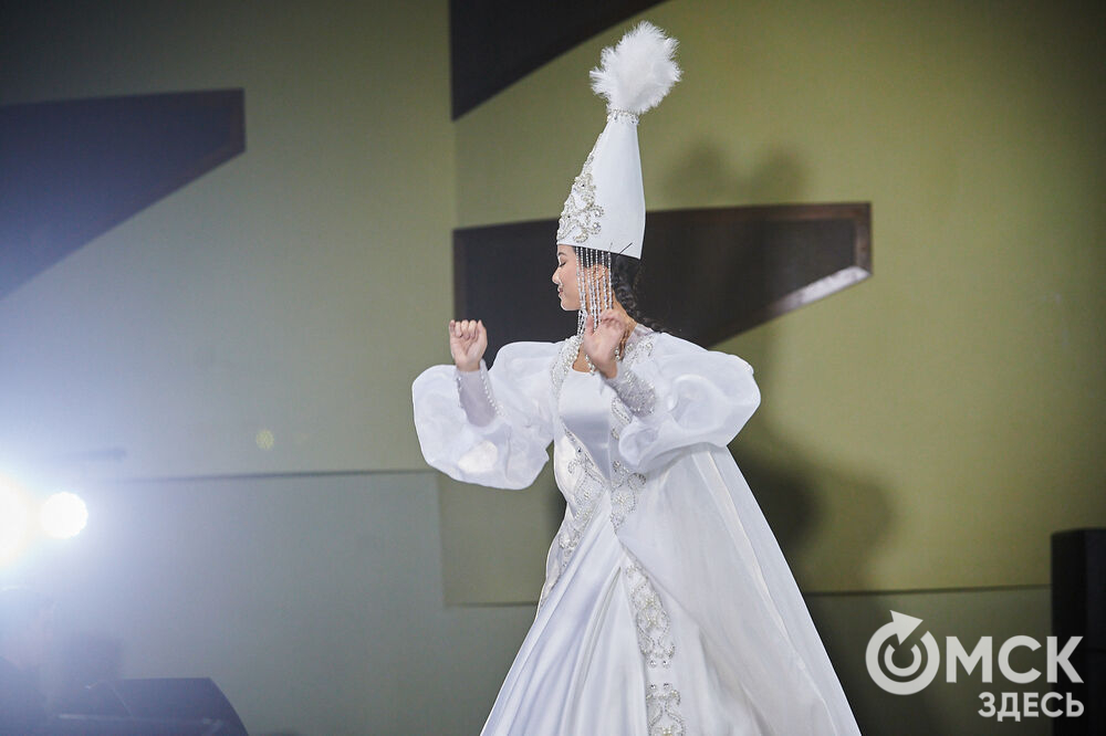 В Омске прошёл XXIV Евразийский конкурс высокой моды национального костюма "Этно-Эрато". Свои коллекции, созданные по традиционным технологиям, представили более 30 дизайнеров из разных регионов страны: от Урала до Хабаровского края, а также республики Казахстан. Фото: Илья Петров