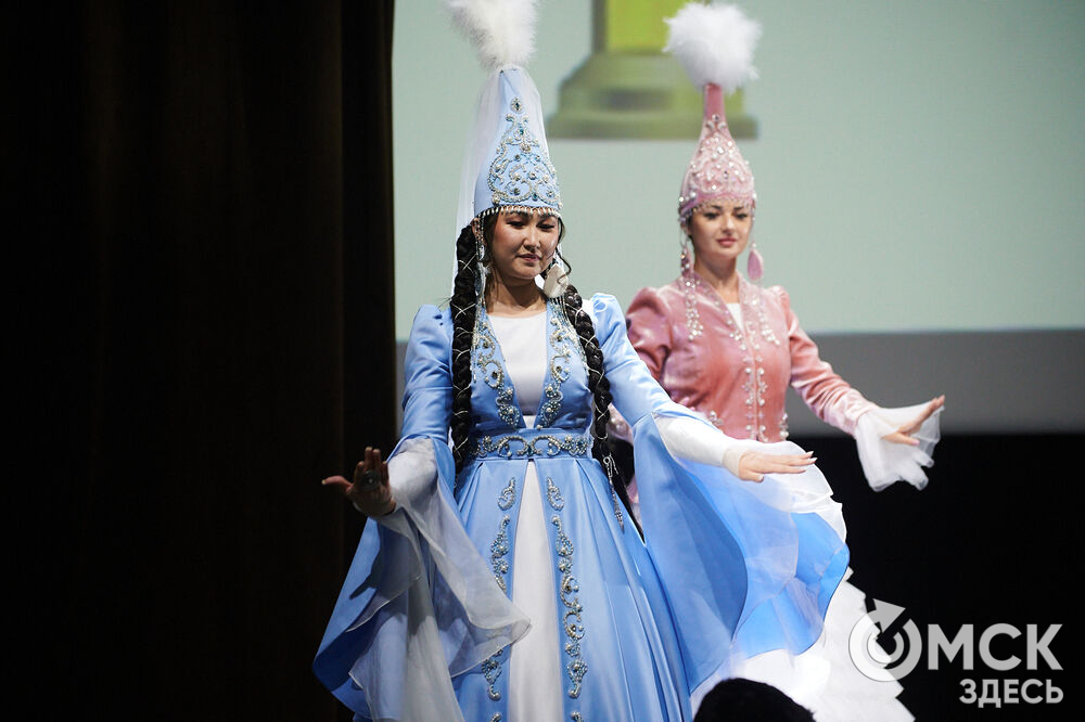 В Омске прошёл XXIV Евразийский конкурс высокой моды национального костюма "Этно-Эрато". Свои коллекции, созданные по традиционным технологиям, представили более 30 дизайнеров из разных регионов страны: от Урала до Хабаровского края, а также республики Казахстан. Фото: Илья Петров