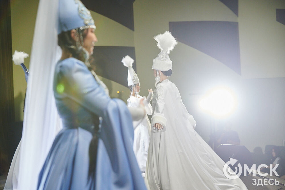 В Омске прошёл XXIV Евразийский конкурс высокой моды национального костюма "Этно-Эрато". Свои коллекции, созданные по традиционным технологиям, представили более 30 дизайнеров из разных регионов страны: от Урала до Хабаровского края, а также республики Казахстан. Фото: Илья Петров