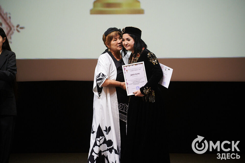 В Омске прошёл XXIV Евразийский конкурс высокой моды национального костюма "Этно-Эрато". Свои коллекции, созданные по традиционным технологиям, представили более 30 дизайнеров из разных регионов страны: от Урала до Хабаровского края, а также республики Казахстан. Фото: Илья Петров