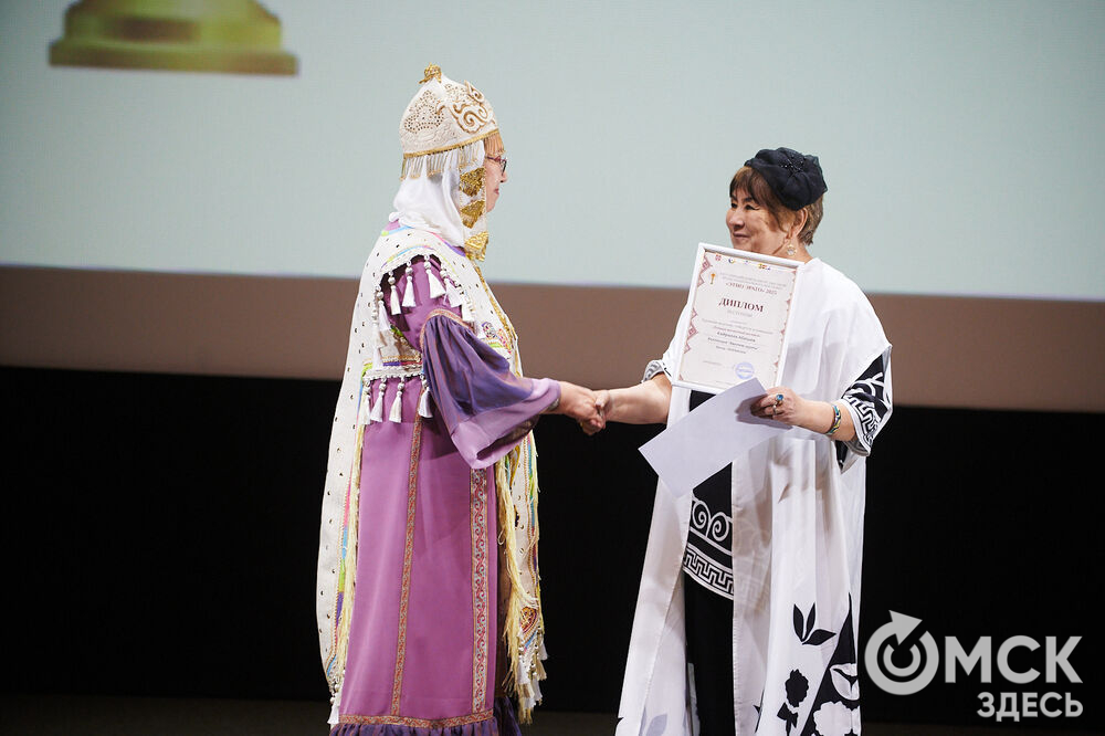В Омске прошёл XXIV Евразийский конкурс высокой моды национального костюма "Этно-Эрато". Свои коллекции, созданные по традиционным технологиям, представили более 30 дизайнеров из разных регионов страны: от Урала до Хабаровского края, а также республики Казахстан. Фото: Илья Петров