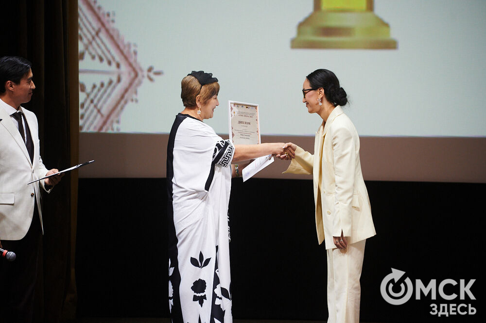 В Омске прошёл XXIV Евразийский конкурс высокой моды национального костюма "Этно-Эрато". Свои коллекции, созданные по традиционным технологиям, представили более 30 дизайнеров из разных регионов страны: от Урала до Хабаровского края, а также республики Казахстан. Фото: Илья Петров