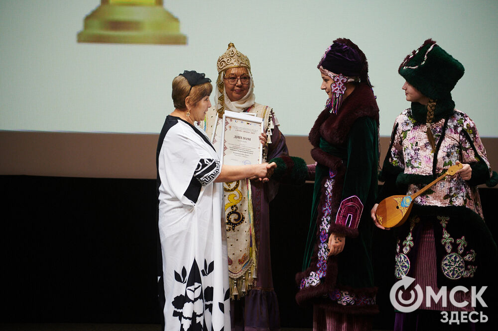 В Омске прошёл XXIV Евразийский конкурс высокой моды национального костюма "Этно-Эрато". Свои коллекции, созданные по традиционным технологиям, представили более 30 дизайнеров из разных регионов страны: от Урала до Хабаровского края, а также республики Казахстан. Фото: Илья Петров