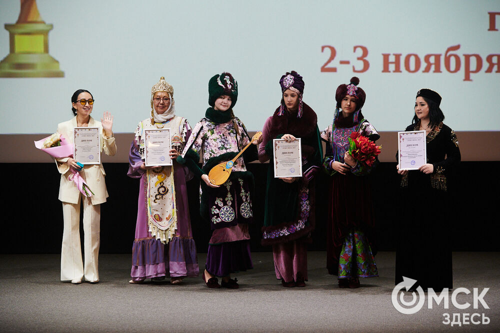 В Омске прошёл XXIV Евразийский конкурс высокой моды национального костюма "Этно-Эрато". Свои коллекции, созданные по традиционным технологиям, представили более 30 дизайнеров из разных регионов страны: от Урала до Хабаровского края, а также республики Казахстан. Фото: Илья Петров