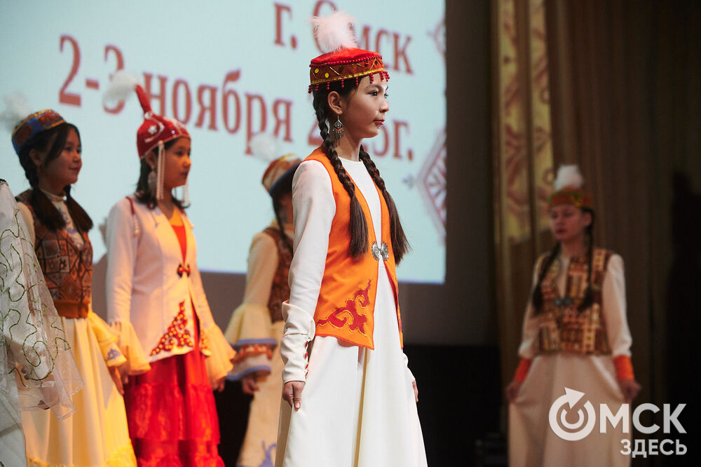 В Омске прошёл XXIV Евразийский конкурс высокой моды национального костюма "Этно-Эрато". Свои коллекции, созданные по традиционным технологиям, представили более 30 дизайнеров из разных регионов страны: от Урала до Хабаровского края, а также республики Казахстан. Фото: Илья Петров