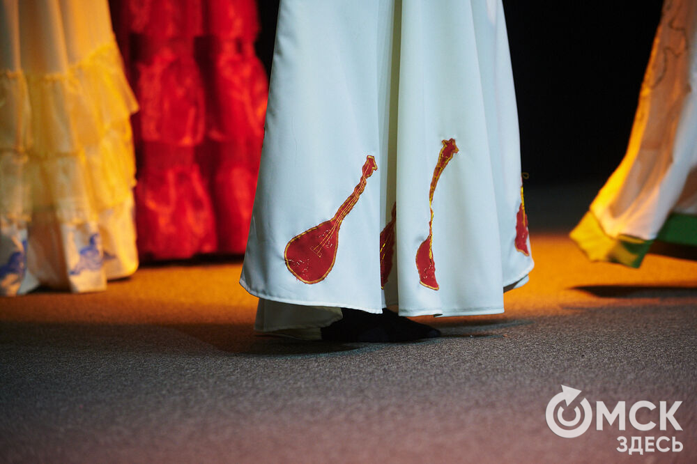 В Омске прошёл XXIV Евразийский конкурс высокой моды национального костюма "Этно-Эрато". Свои коллекции, созданные по традиционным технологиям, представили более 30 дизайнеров из разных регионов страны: от Урала до Хабаровского края, а также республики Казахстан. Фото: Илья Петров