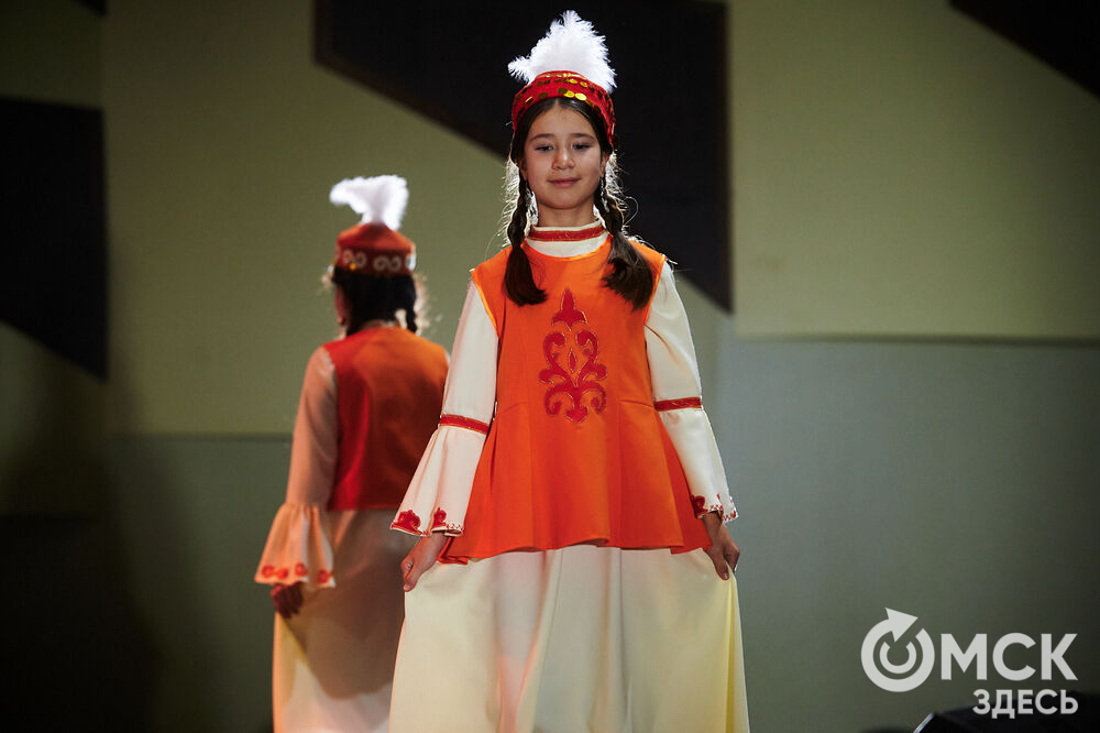В Омске прошёл XXIV Евразийский конкурс высокой моды национального костюма "Этно-Эрато". Свои коллекции, созданные по традиционным технологиям, представили более 30 дизайнеров из разных регионов страны: от Урала до Хабаровского края, а также республики Казахстан. Фото: Илья Петров