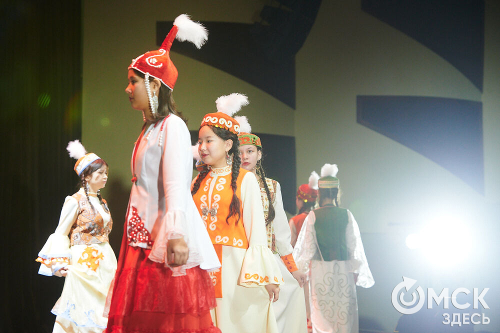 В Омске прошёл XXIV Евразийский конкурс высокой моды национального костюма "Этно-Эрато". Свои коллекции, созданные по традиционным технологиям, представили более 30 дизайнеров из разных регионов страны: от Урала до Хабаровского края, а также республики Казахстан. Фото: Илья Петров