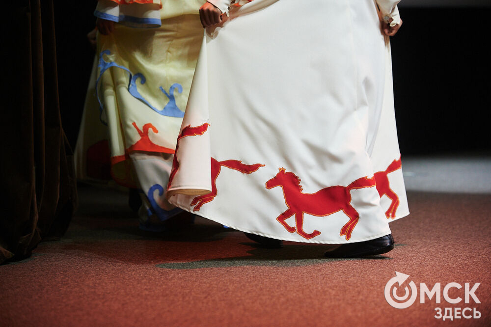 В Омске прошёл XXIV Евразийский конкурс высокой моды национального костюма "Этно-Эрато". Свои коллекции, созданные по традиционным технологиям, представили более 30 дизайнеров из разных регионов страны: от Урала до Хабаровского края, а также республики Казахстан. Фото: Илья Петров