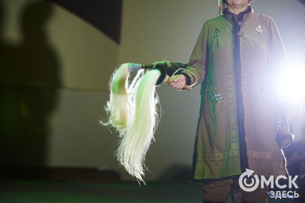 В Омске прошёл XXIV Евразийский конкурс высокой моды национального костюма "Этно-Эрато". Свои коллекции, созданные по традиционным технологиям, представили более 30 дизайнеров из разных регионов страны: от Урала до Хабаровского края, а также республики Казахстан. Фото: Илья Петров