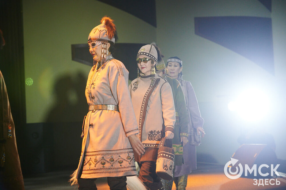 В Омске прошёл XXIV Евразийский конкурс высокой моды национального костюма "Этно-Эрато". Свои коллекции, созданные по традиционным технологиям, представили более 30 дизайнеров из разных регионов страны: от Урала до Хабаровского края, а также республики Казахстан. Фото: Илья Петров