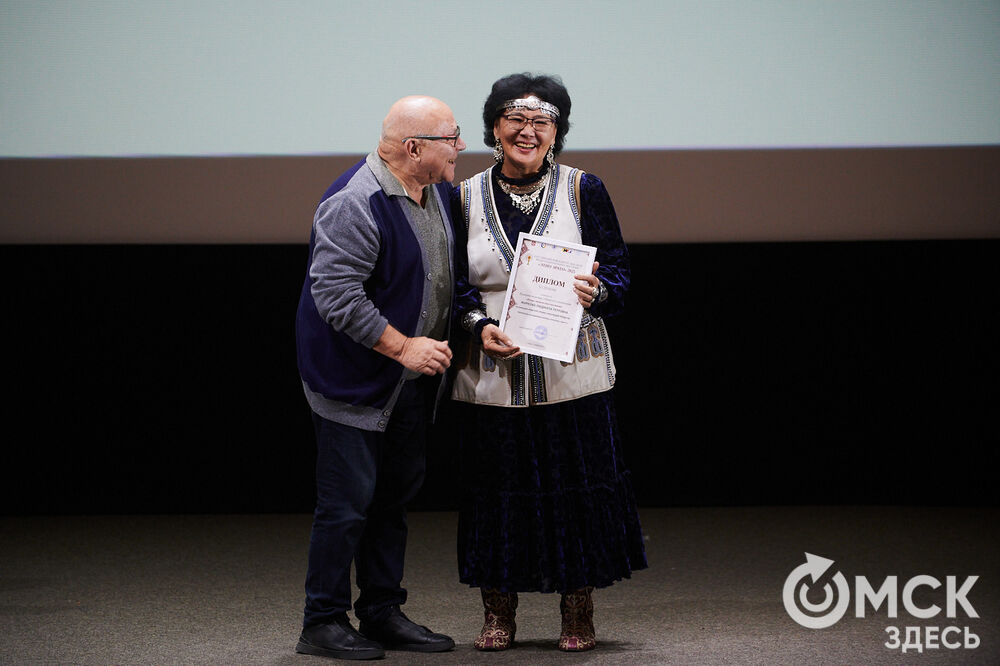 В Омске прошёл XXIV Евразийский конкурс высокой моды национального костюма "Этно-Эрато". Свои коллекции, созданные по традиционным технологиям, представили более 30 дизайнеров из разных регионов страны: от Урала до Хабаровского края, а также республики Казахстан. Фото: Илья Петров