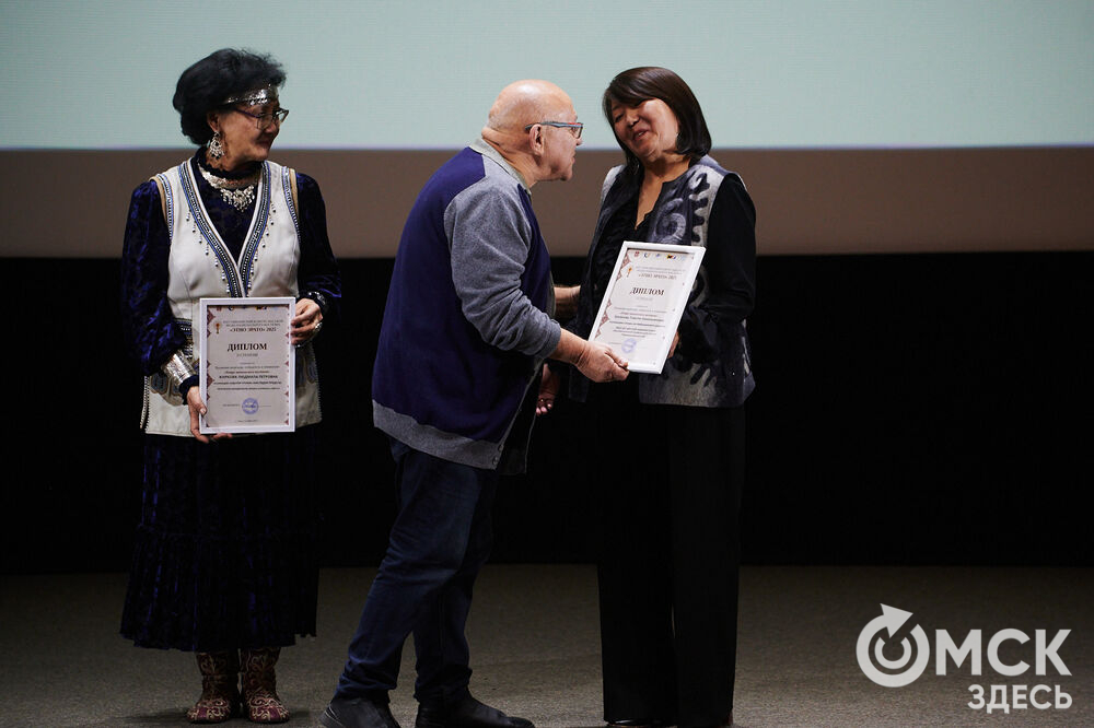 В Омске прошёл XXIV Евразийский конкурс высокой моды национального костюма "Этно-Эрато". Свои коллекции, созданные по традиционным технологиям, представили более 30 дизайнеров из разных регионов страны: от Урала до Хабаровского края, а также республики Казахстан. Фото: Илья Петров