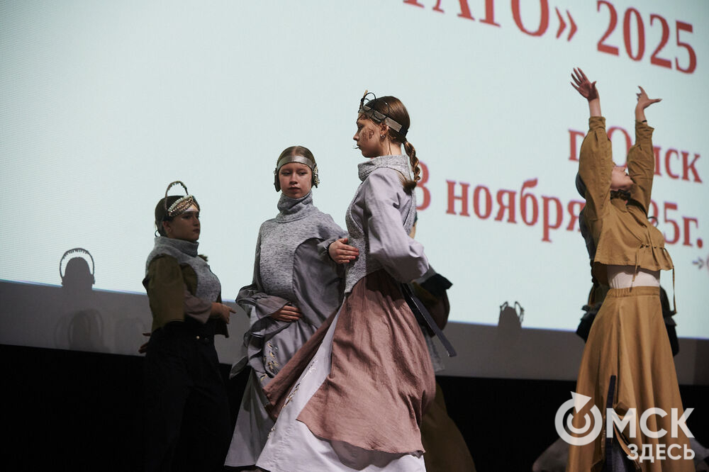 В Омске прошёл XXIV Евразийский конкурс высокой моды национального костюма "Этно-Эрато". Свои коллекции, созданные по традиционным технологиям, представили более 30 дизайнеров из разных регионов страны: от Урала до Хабаровского края, а также республики Казахстан. Фото: Илья Петров