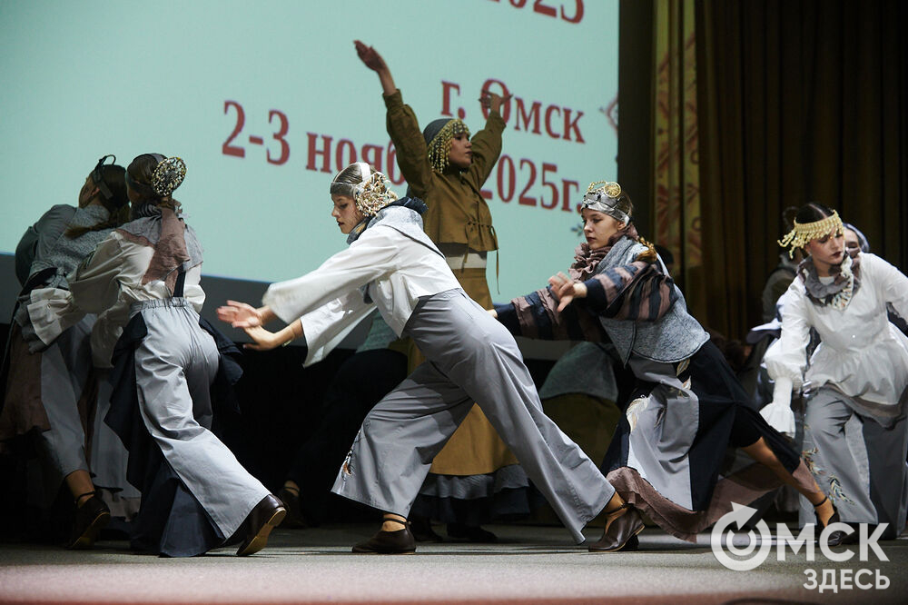 В Омске прошёл XXIV Евразийский конкурс высокой моды национального костюма "Этно-Эрато". Свои коллекции, созданные по традиционным технологиям, представили более 30 дизайнеров из разных регионов страны: от Урала до Хабаровского края, а также республики Казахстан. Фото: Илья Петров