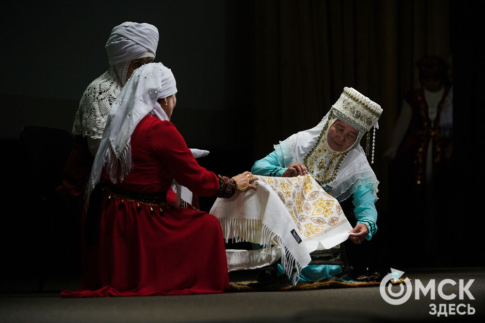 В Омске прошёл XXIV Евразийский конкурс высокой моды национального костюма "Этно-Эрато". Свои коллекции, созданные по традиционным технологиям, представили более 30 дизайнеров из разных регионов страны: от Урала до Хабаровского края, а также республики Казахстан. Фото: Илья Петров