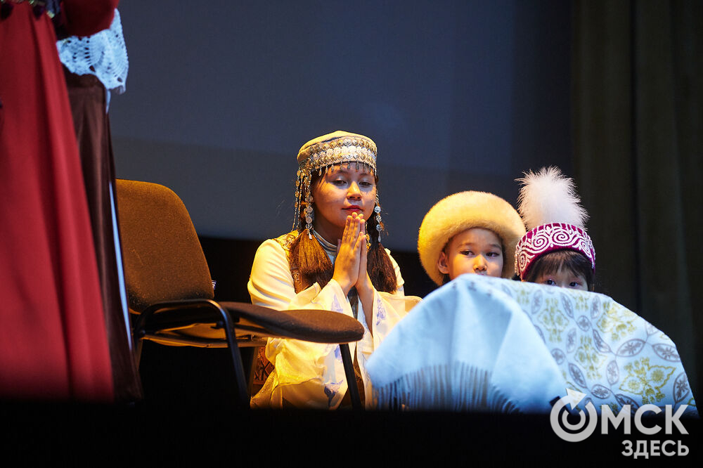 В Омске прошёл XXIV Евразийский конкурс высокой моды национального костюма "Этно-Эрато". Свои коллекции, созданные по традиционным технологиям, представили более 30 дизайнеров из разных регионов страны: от Урала до Хабаровского края, а также республики Казахстан. Фото: Илья Петров