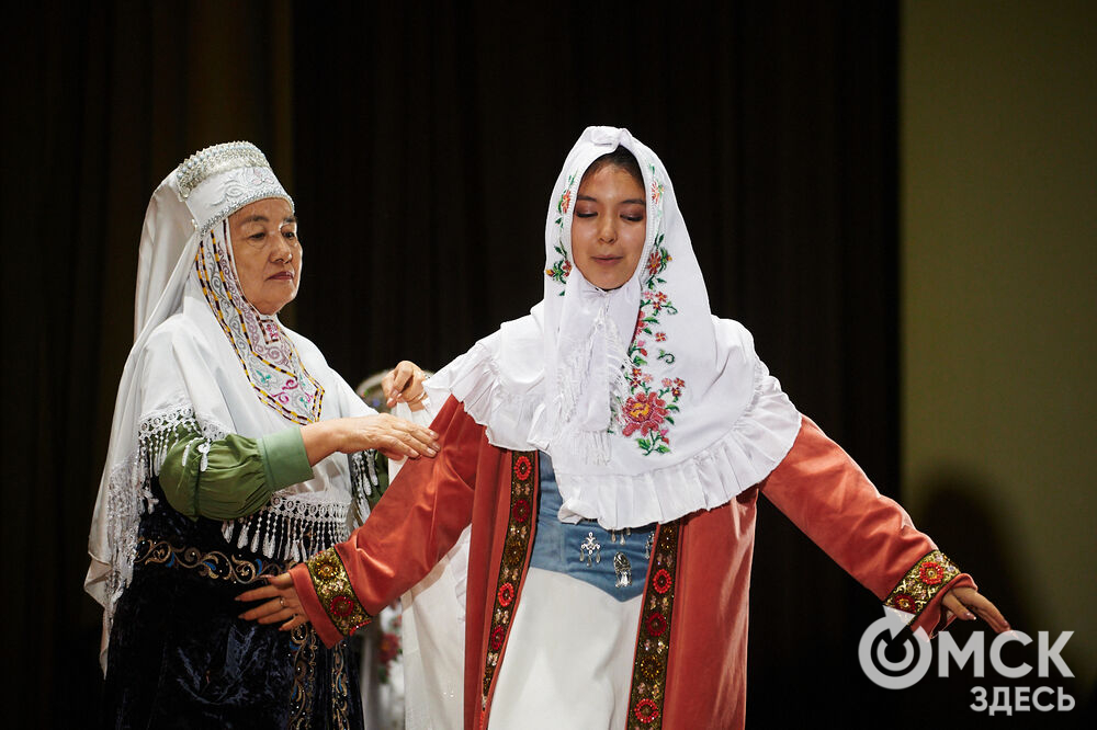 В Омске прошёл XXIV Евразийский конкурс высокой моды национального костюма "Этно-Эрато". Свои коллекции, созданные по традиционным технологиям, представили более 30 дизайнеров из разных регионов страны: от Урала до Хабаровского края, а также республики Казахстан. Фото: Илья Петров