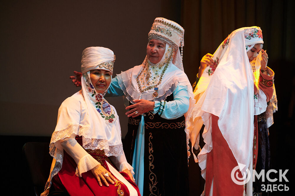 В Омске прошёл XXIV Евразийский конкурс высокой моды национального костюма "Этно-Эрато". Свои коллекции, созданные по традиционным технологиям, представили более 30 дизайнеров из разных регионов страны: от Урала до Хабаровского края, а также республики Казахстан. Фото: Илья Петров