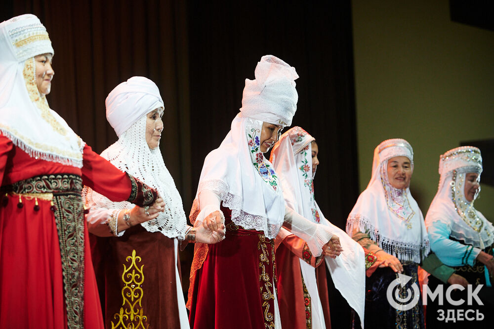 В Омске прошёл XXIV Евразийский конкурс высокой моды национального костюма "Этно-Эрато". Свои коллекции, созданные по традиционным технологиям, представили более 30 дизайнеров из разных регионов страны: от Урала до Хабаровского края, а также республики Казахстан. Фото: Илья Петров