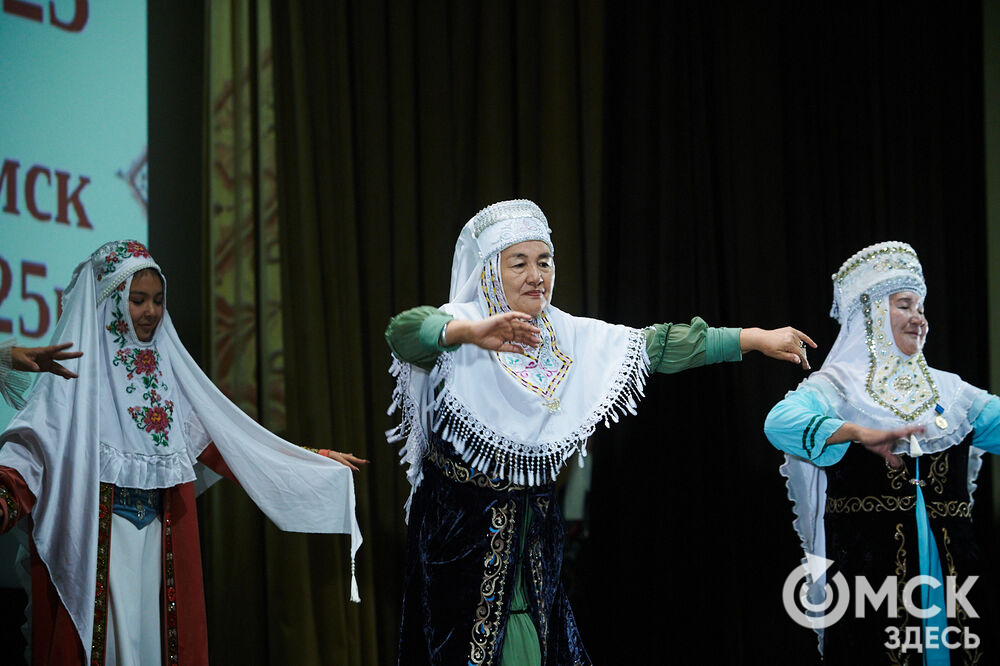 В Омске прошёл XXIV Евразийский конкурс высокой моды национального костюма "Этно-Эрато". Свои коллекции, созданные по традиционным технологиям, представили более 30 дизайнеров из разных регионов страны: от Урала до Хабаровского края, а также республики Казахстан. Фото: Илья Петров