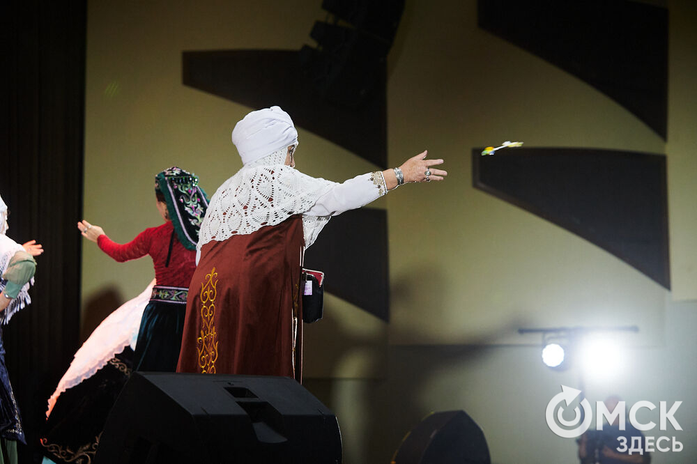 В Омске прошёл XXIV Евразийский конкурс высокой моды национального костюма "Этно-Эрато". Свои коллекции, созданные по традиционным технологиям, представили более 30 дизайнеров из разных регионов страны: от Урала до Хабаровского края, а также республики Казахстан. Фото: Илья Петров