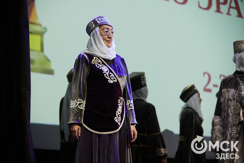 В Омске прошёл XXIV Евразийский конкурс высокой моды национального костюма "Этно-Эрато". Свои коллекции, созданные по традиционным технологиям, представили более 30 дизайнеров из разных регионов страны: от Урала до Хабаровского края, а также республики Казахстан. Фото: Илья Петров