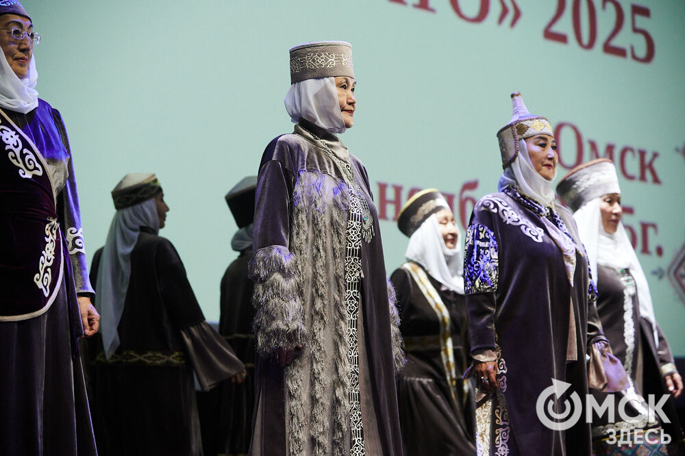 В Омске прошёл XXIV Евразийский конкурс высокой моды национального костюма "Этно-Эрато". Свои коллекции, созданные по традиционным технологиям, представили более 30 дизайнеров из разных регионов страны: от Урала до Хабаровского края, а также республики Казахстан. Фото: Илья Петров